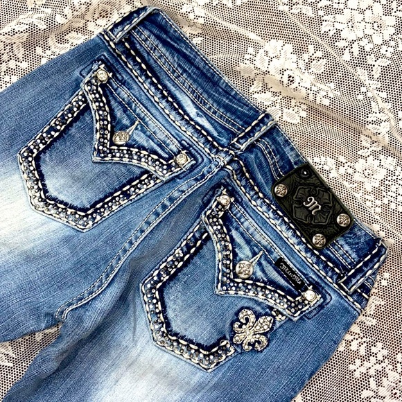 MISS ME FLEUR DE LIS DENIM JEANS SZ 27 CAPRI NEW RHINESTONE FLAP POCKETS - Picture 3 of 13